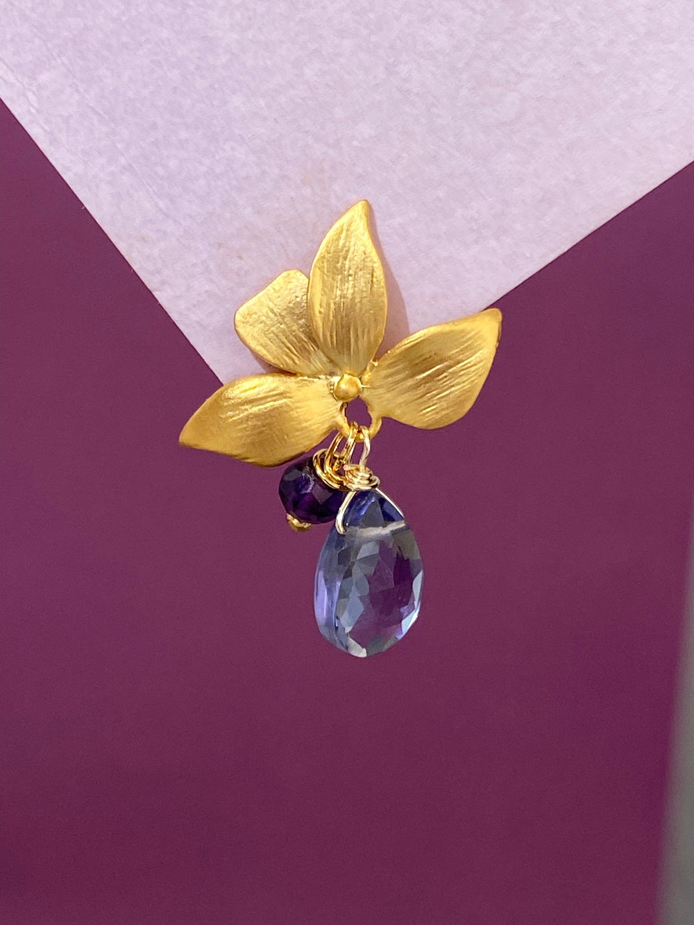 ARO PÉTALOS CON PIEDRA IOLITA, PIEDRA DE LA MOTIVACIÓN