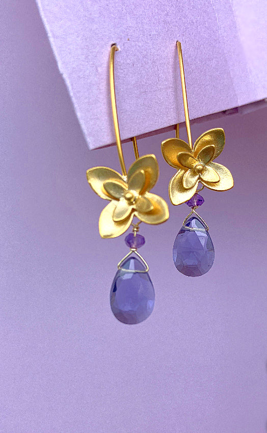 AROS DAISY CON PIEDRA IOLITA, PIEDRA DE LA MOTIVACIÓN