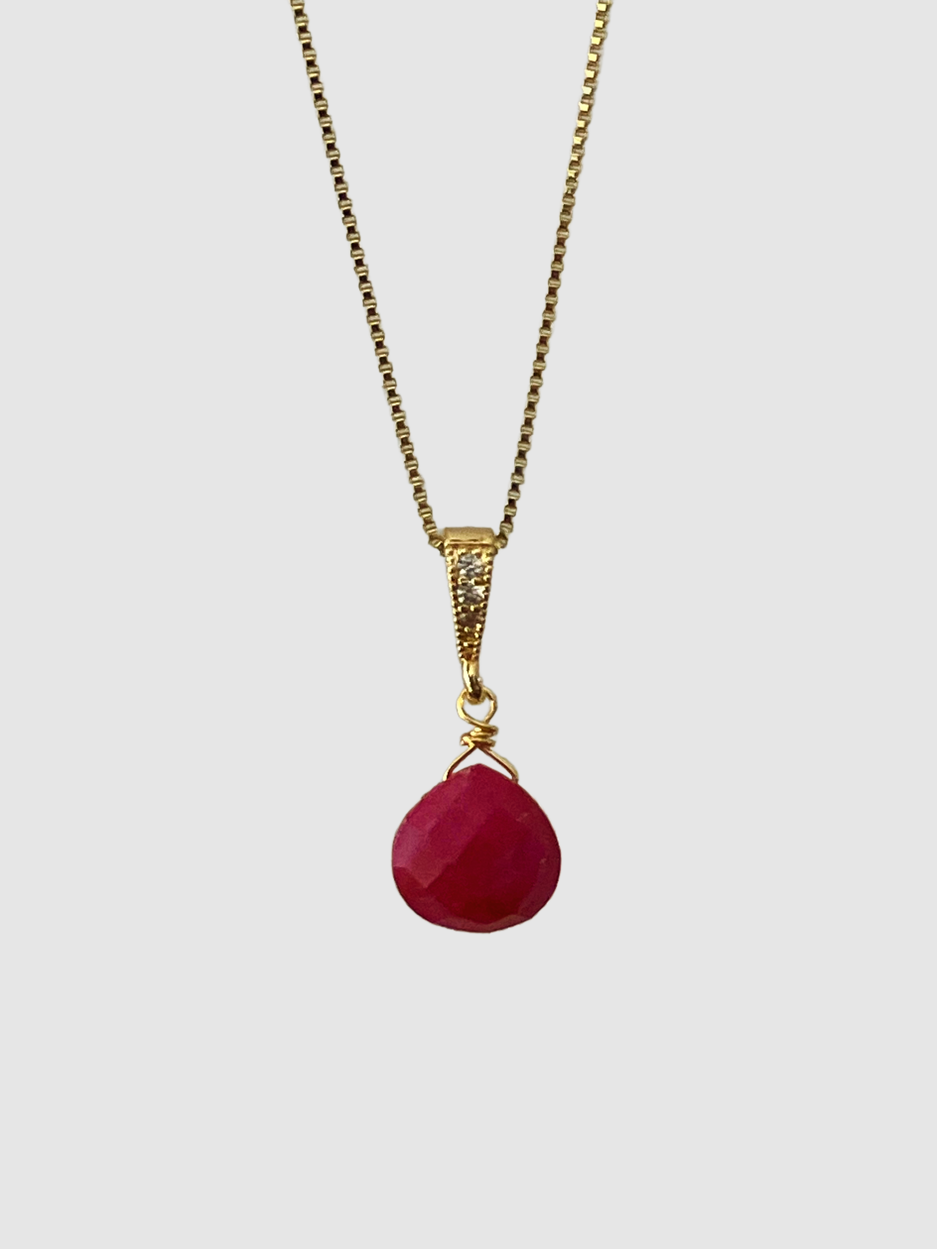 Collar bañado en oro con mini Raiz de Rubí y Circones
