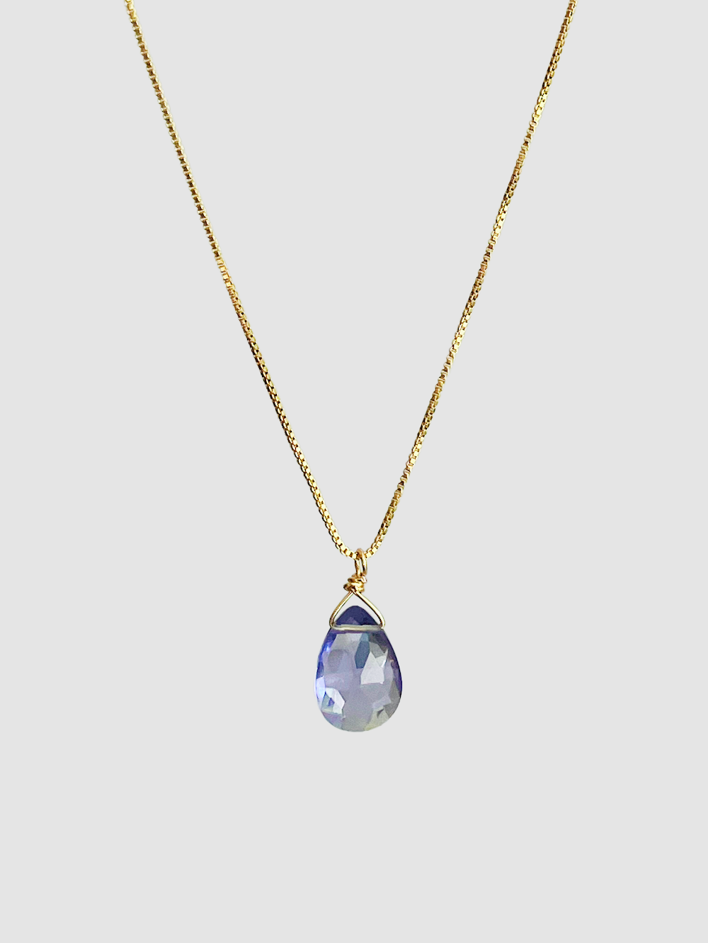 Collar bañado en oro y iolita, piedra de la Motivación