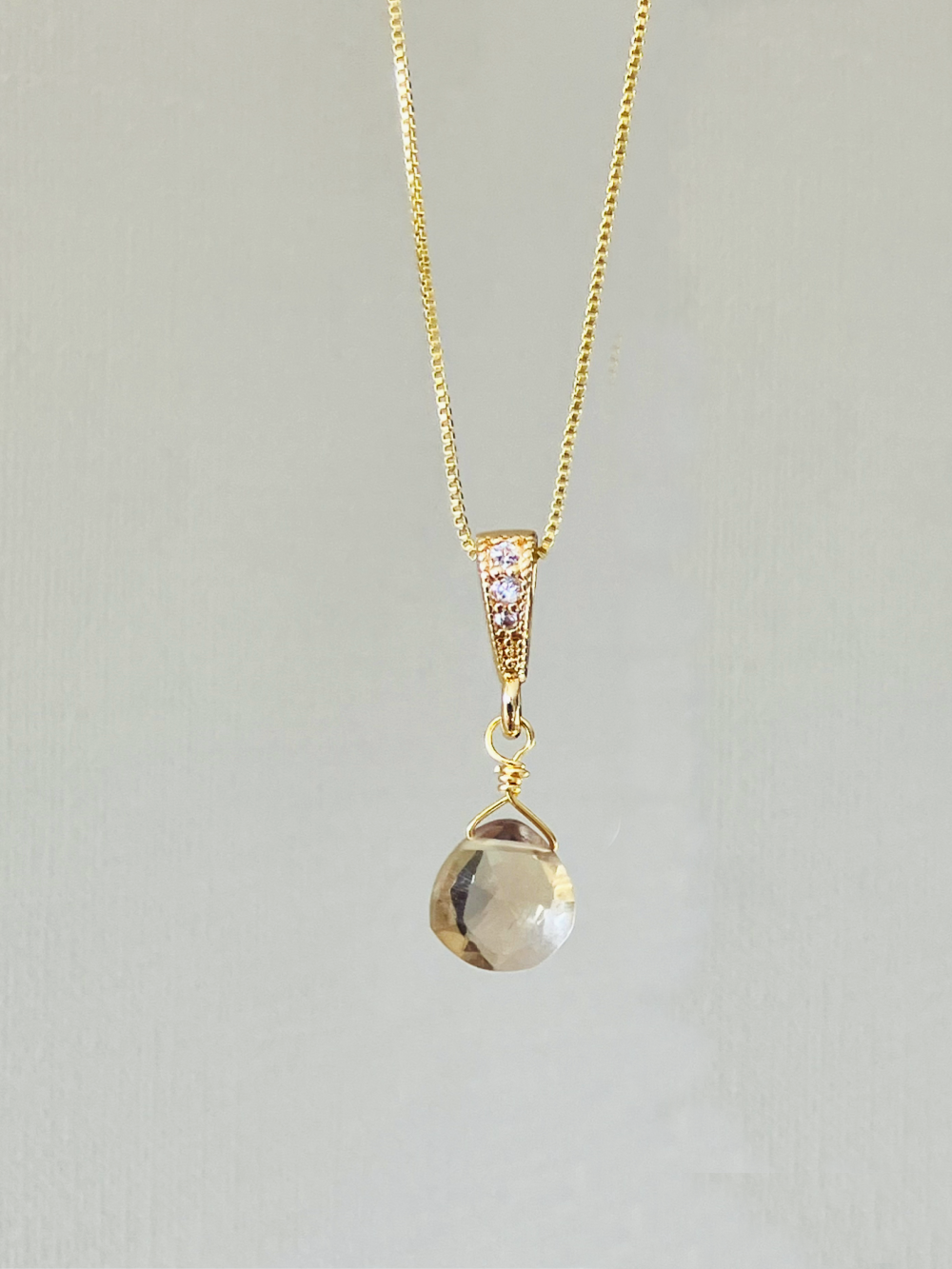 Collar bañado en oro con mini Citrino y Circones