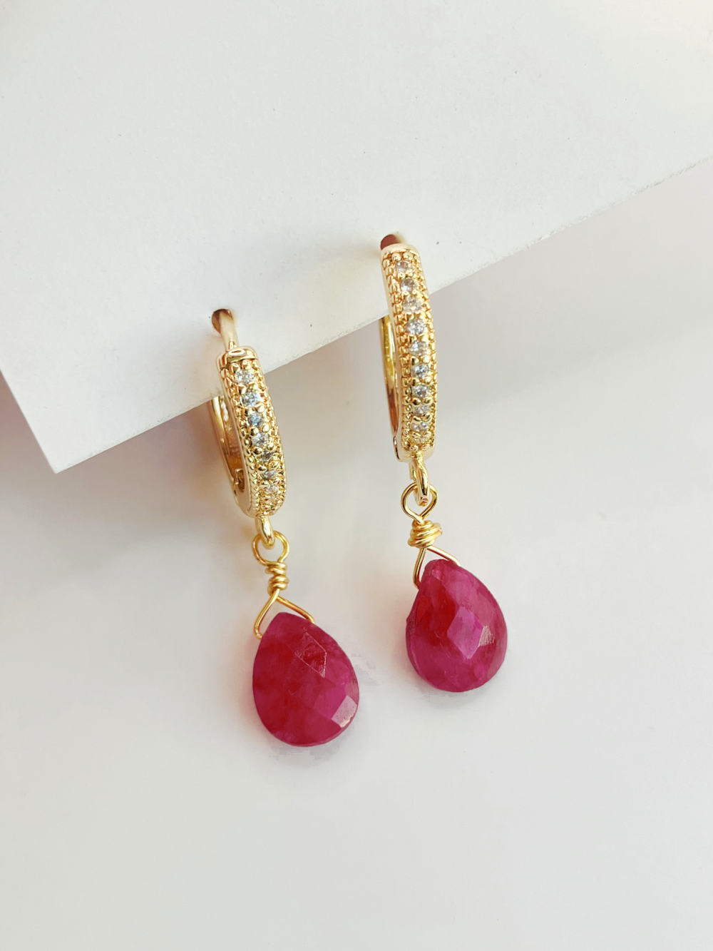 AROS RUBÍ Y ARGOLLA BAÑO ORO 18 K CON CIRCONES