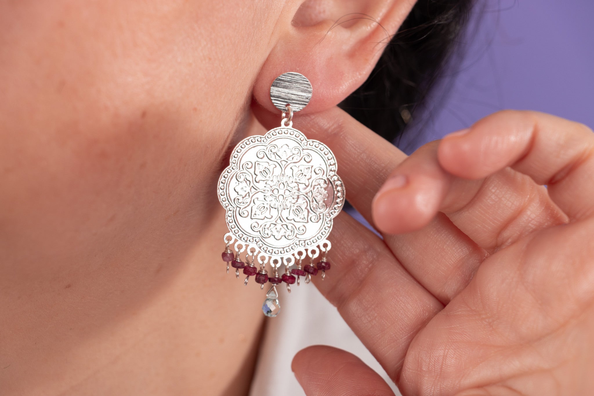 AROS PLATA GRAN MANDALA CON PIEDRAS DE RUBÍ Y AGUAMARINA