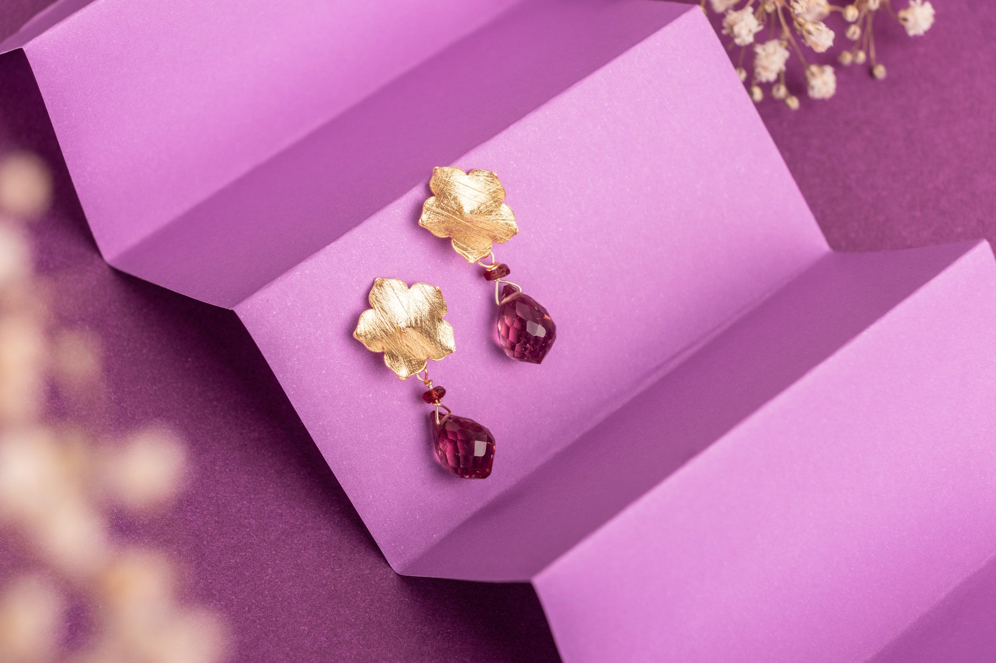 AROS FLOR BAÑADOS EN ORO Y PIEDRA KUNZITA