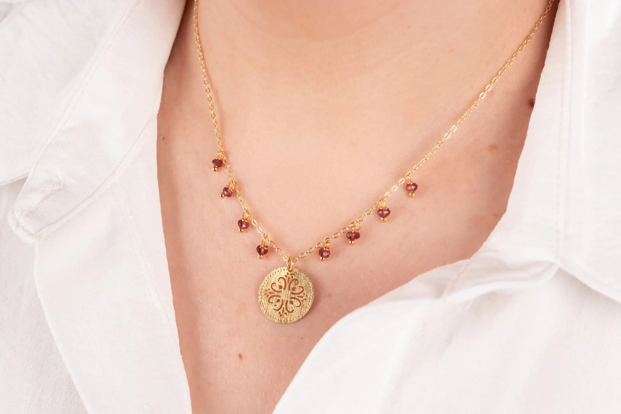 COLLAR MANDALA Y GRANATES