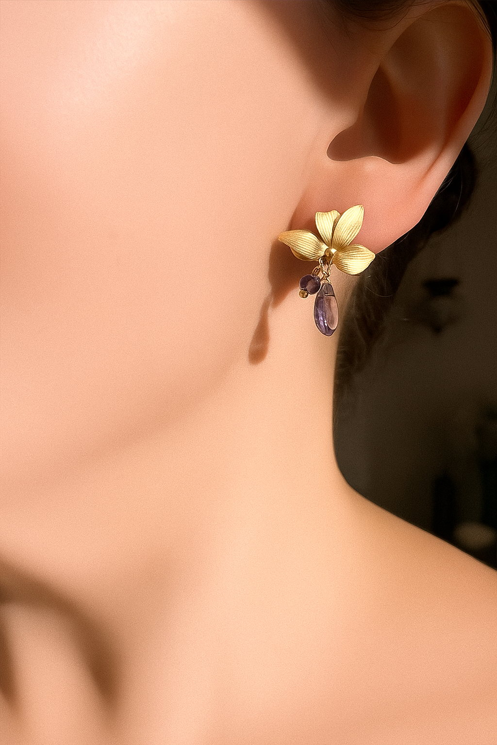 ARO PÉTALOS CON PIEDRA IOLITA, PIEDRA DE LA MOTIVACIÓN