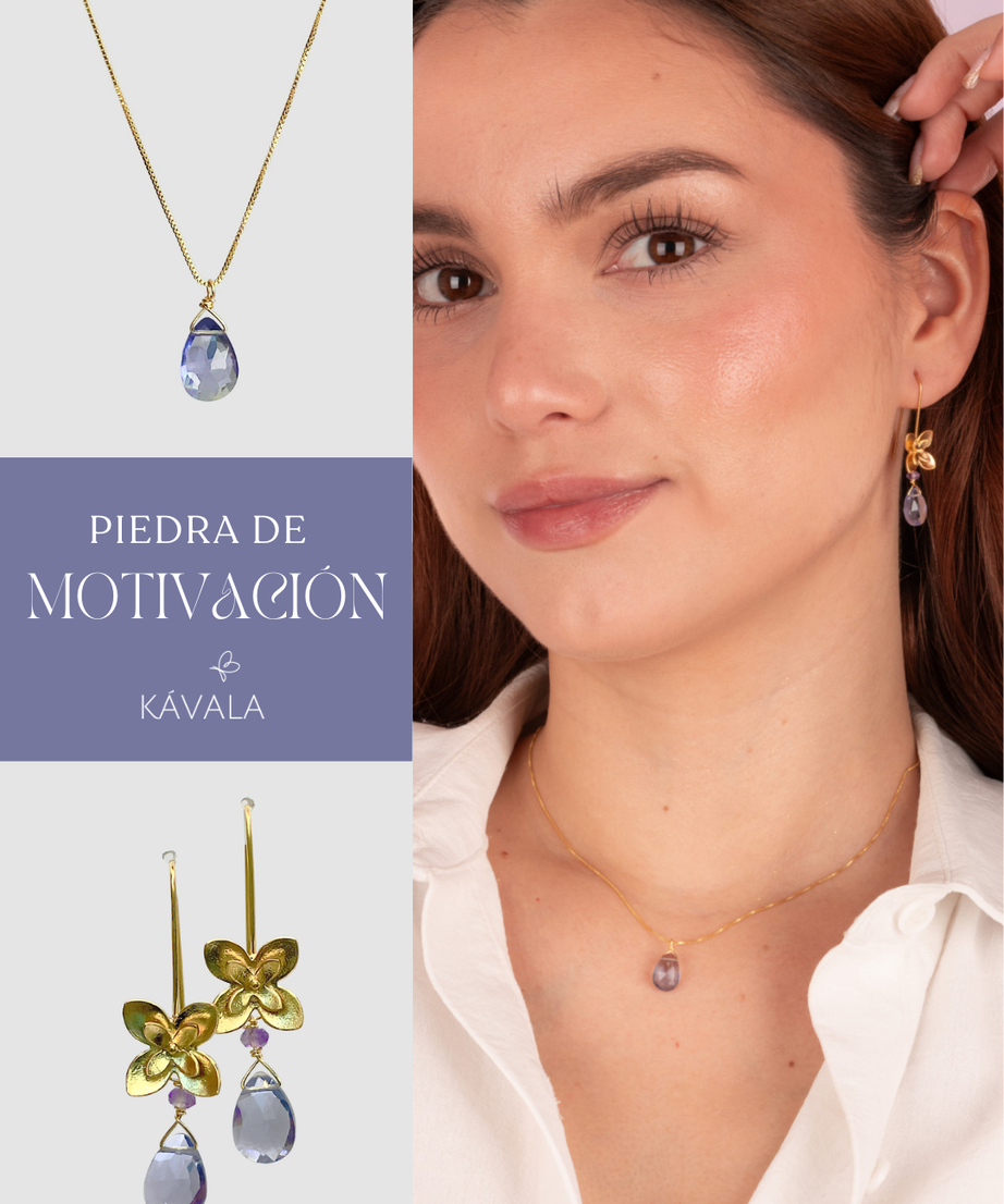 Colección Motivación  Piedra iolita—  Aros Daisy + Collar bañados en Oro 18K