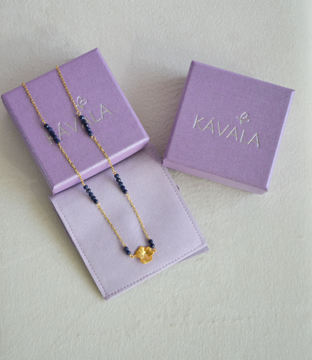 COLLAR FLOR DE HIBISCO Y RAIZ DE ZAFIROS AZUL