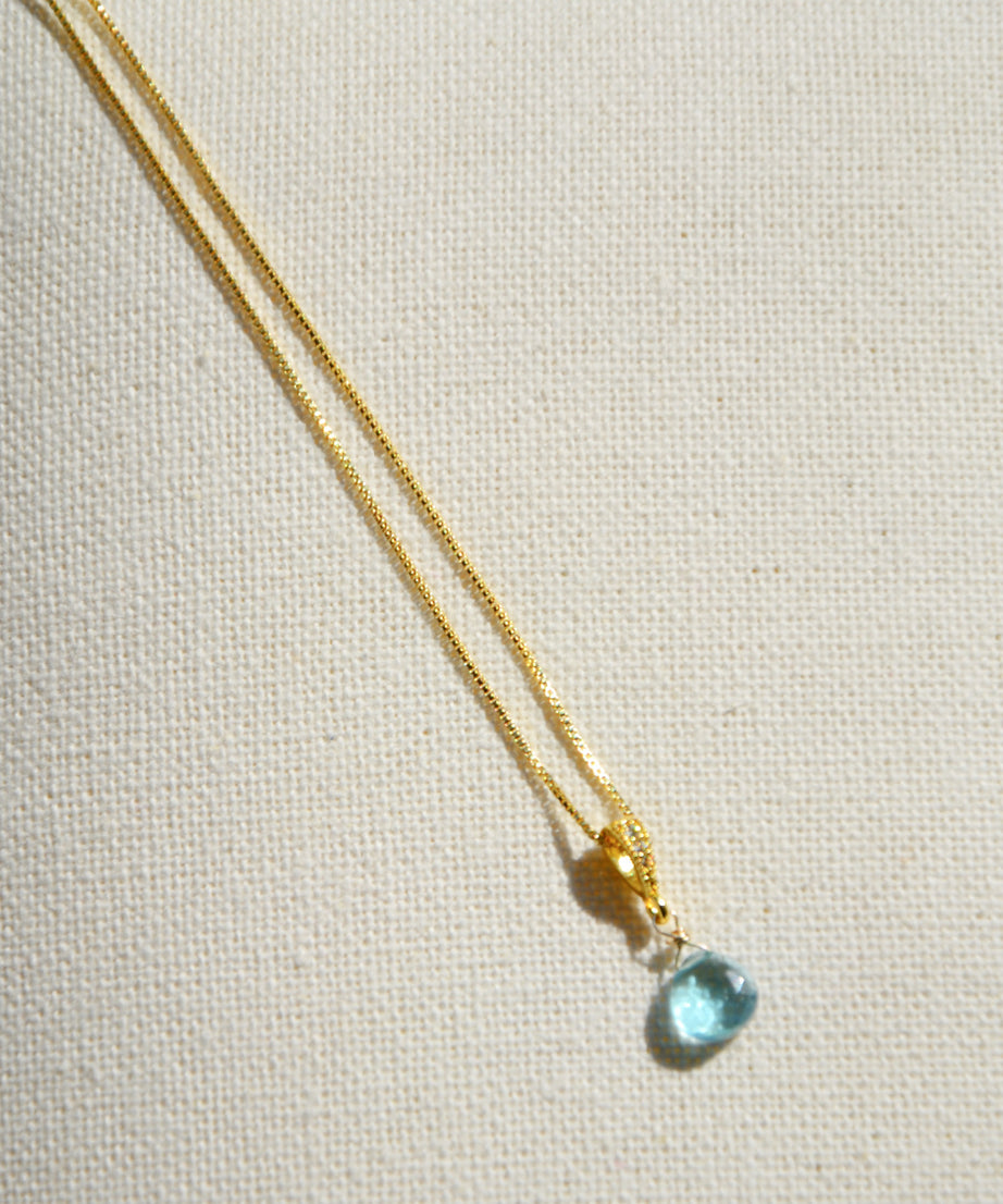 Collar bañado en oro con mini Topacio y Circones