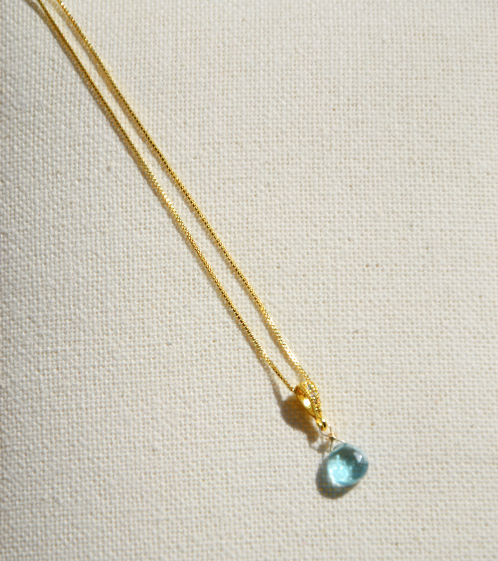 Collar bañado en oro con mini Topacio y Circones