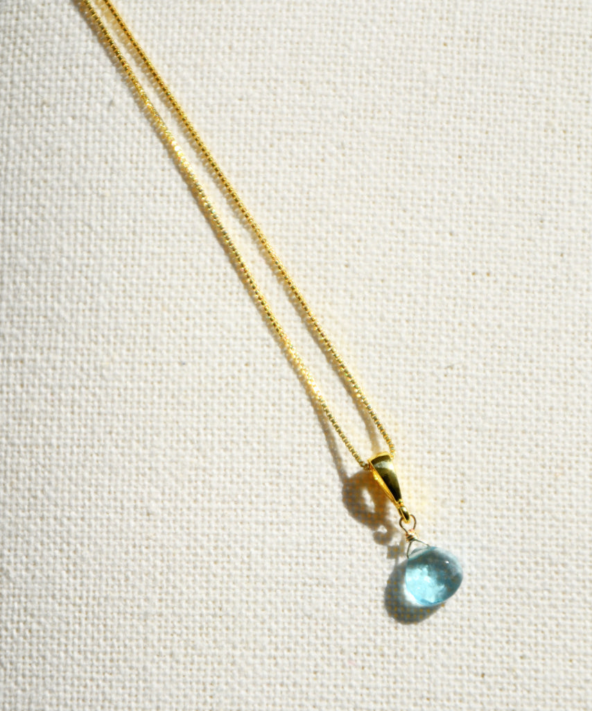 Collar bañado en oro con mini Topacio y Circones