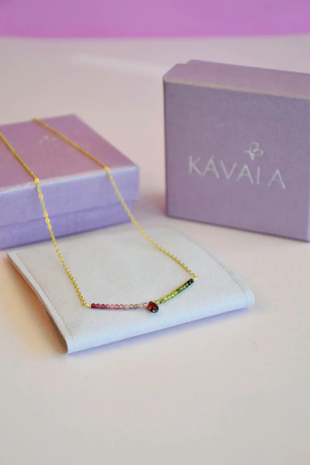 COLLAR TURMALINAS DE MULTICOLOR y GRANATE CENTRAL CON CADENA BAÑADA EN ORO 18K