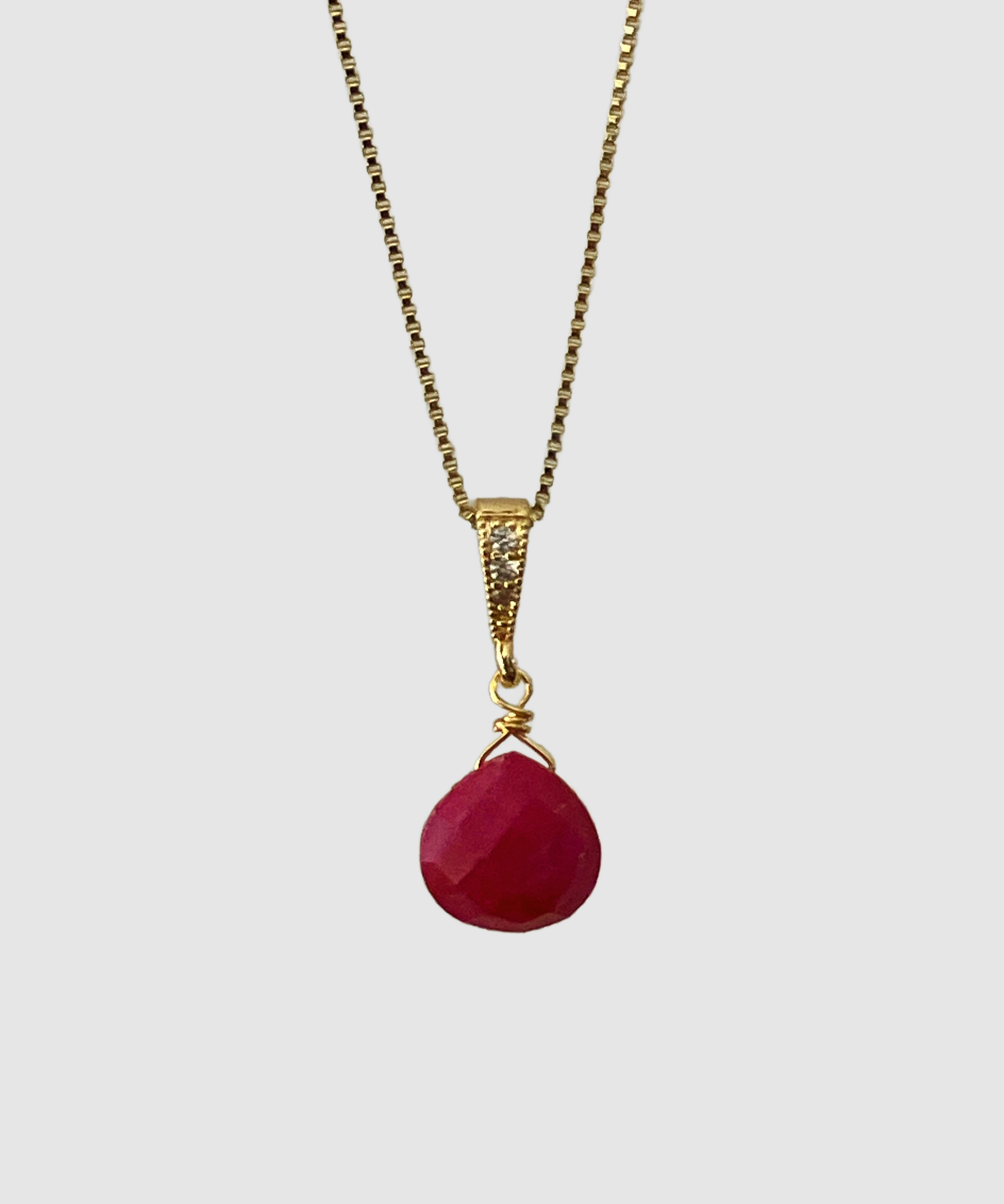 Collar bañado en oro con mini Raiz de Rubí y Circones