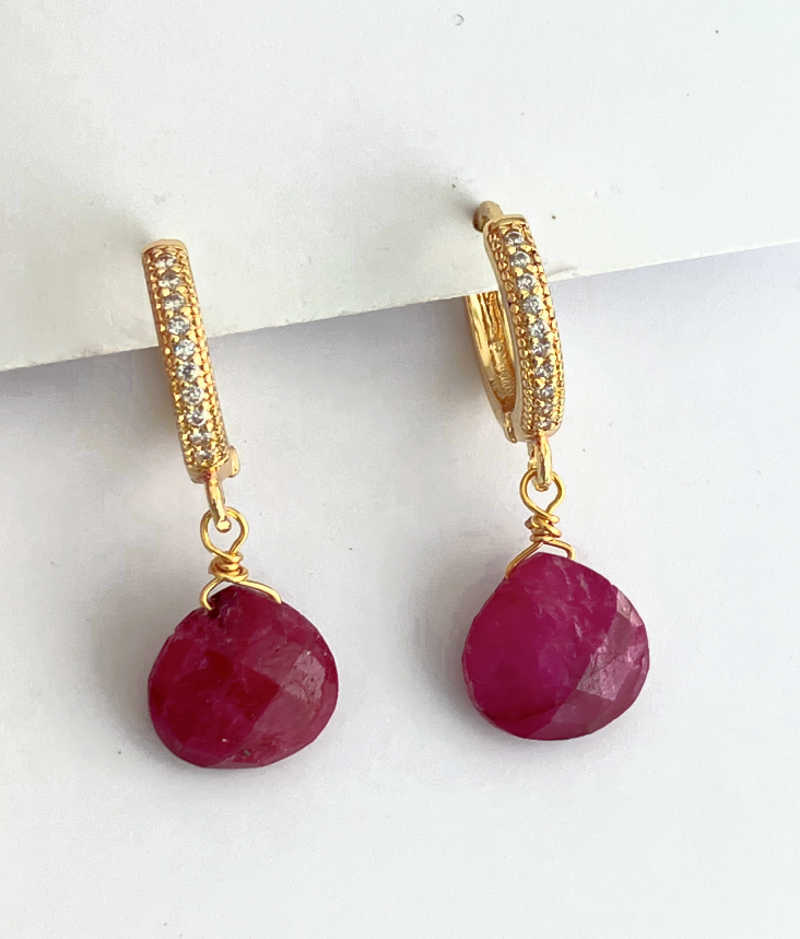 AROS RUBÍ Y ARGOLLA BAÑO ORO 18 K CON CIRCONES