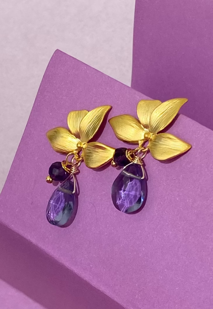 ARO PÉTALOS CON PIEDRA IOLITA, PIEDRA DE LA MOTIVACIÓN