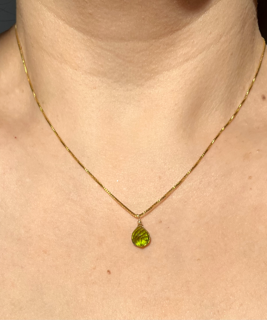 Collar Peridoto, Piedra de la Abundancia, con cadena bañada en oro 18K