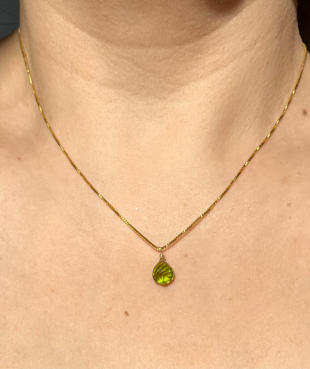 Collar Peridoto, Piedra de la Abundancia, con cadena bañada en oro 18K