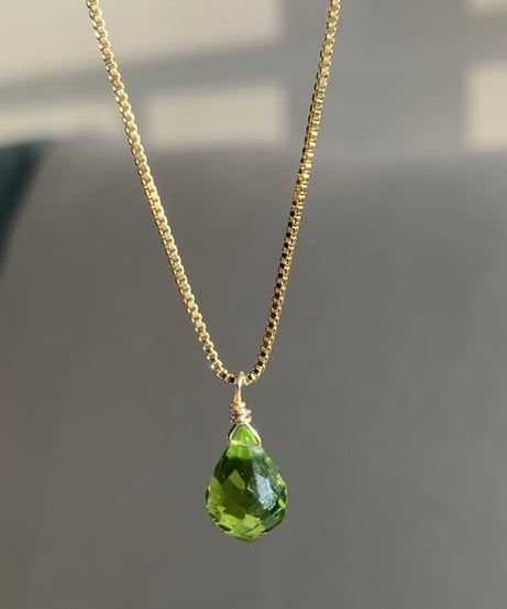 Collar bañado en oro y Peridoto, Piedra de la Abundancia