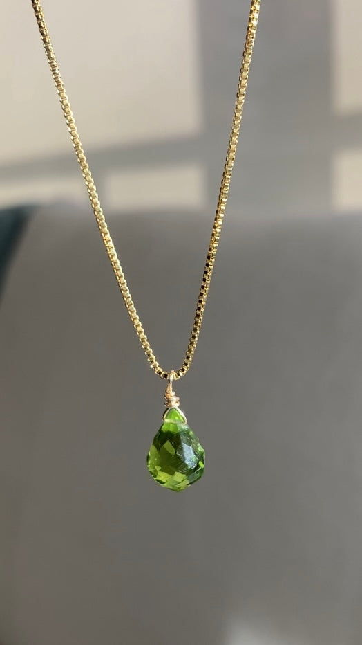Collar Peridoto, Piedra de la Abundancia, con cadena bañada en oro 18K