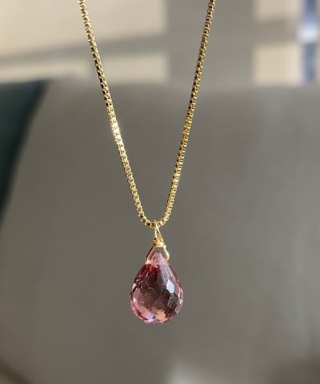 Collar bañado en oro y Kunzita, piedra del Amor