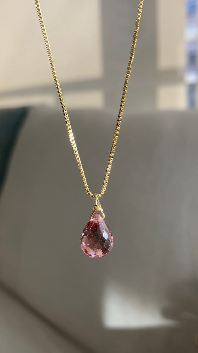 Collar bañado en oro y Kunzita, piedra del Amor
