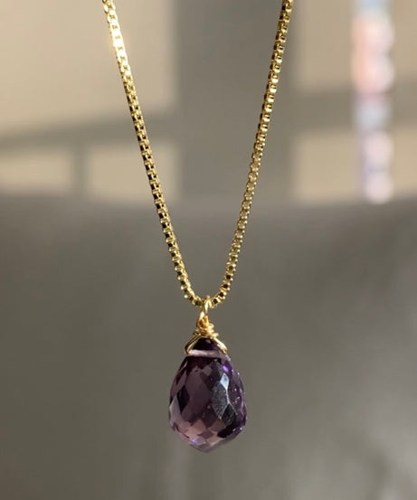 Collar bañado en oro y Amatista, piedra de la Tranquilidad