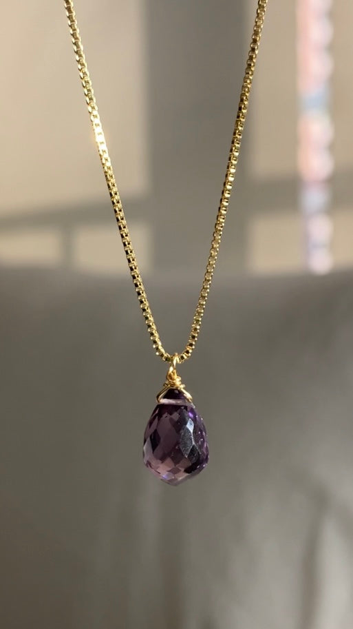 Collar bañado en oro y Amatista, piedra de la Tranquilidad