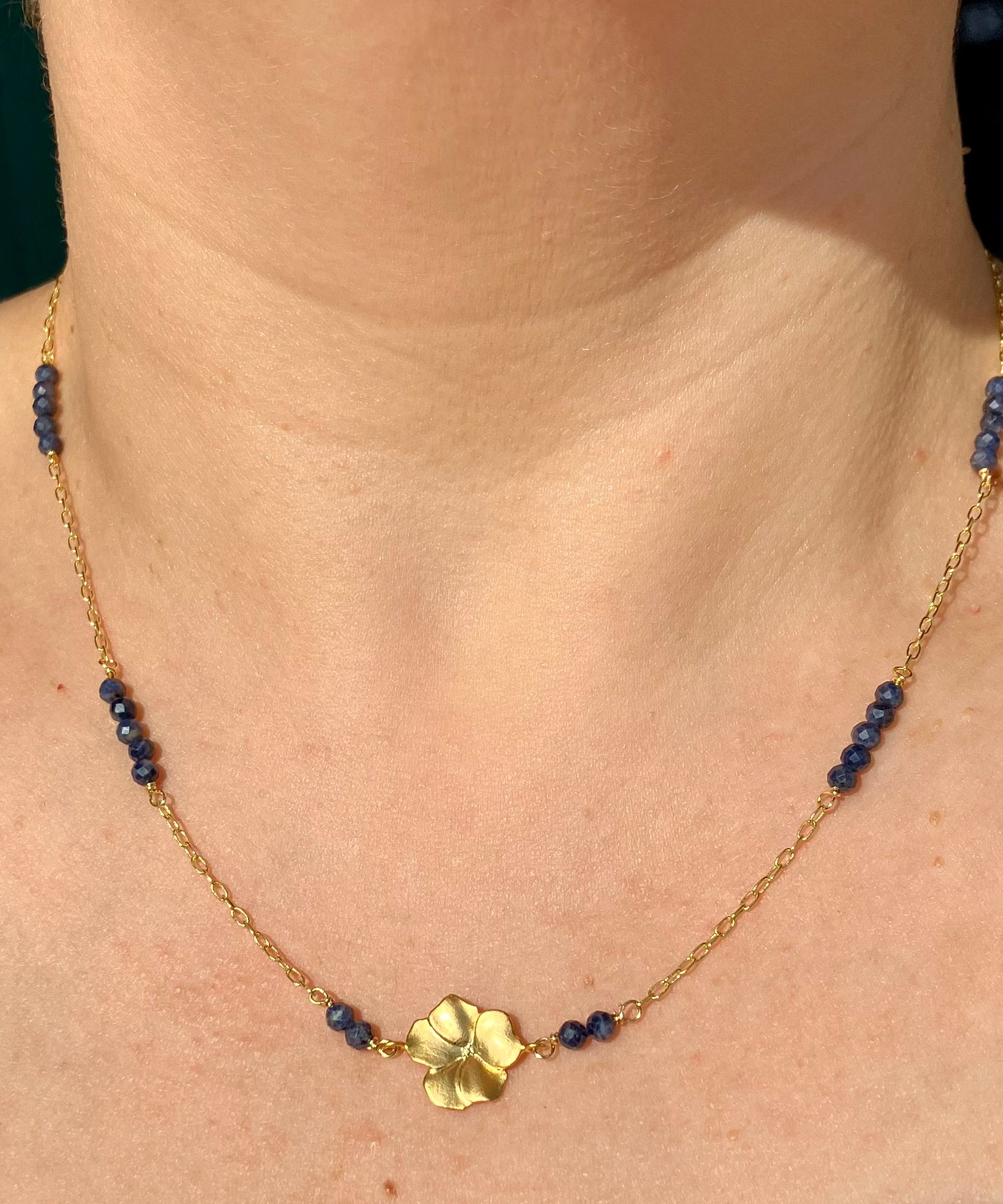 COLLAR FLOR DE HIBISCO Y RAIZ DE ZAFIROS AZUL