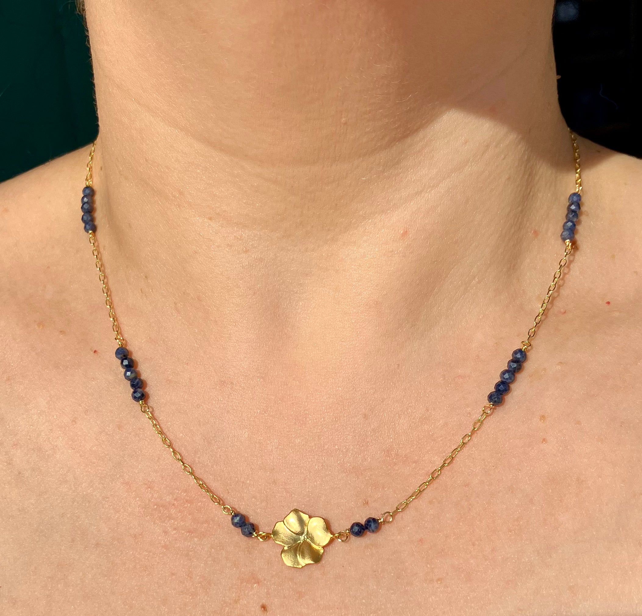 COLLAR FLOR DE HIBISCO Y RAIZ DE ZAFIROS AZUL