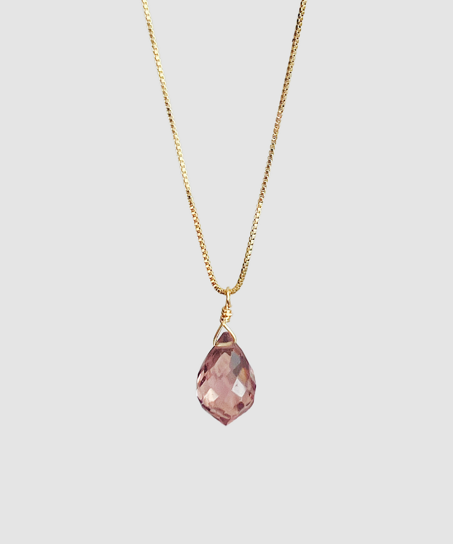 Collar de Kunzita, piedra del Amor con cadena bañada en oro 18K