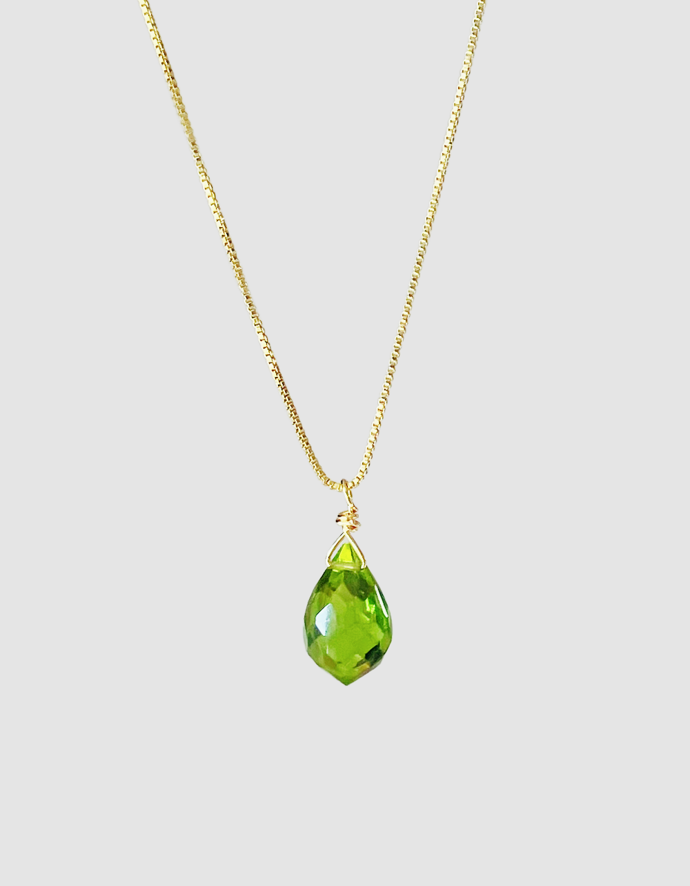 Collar Peridoto, Piedra de la Abundancia, con cadena bañada en oro 18K