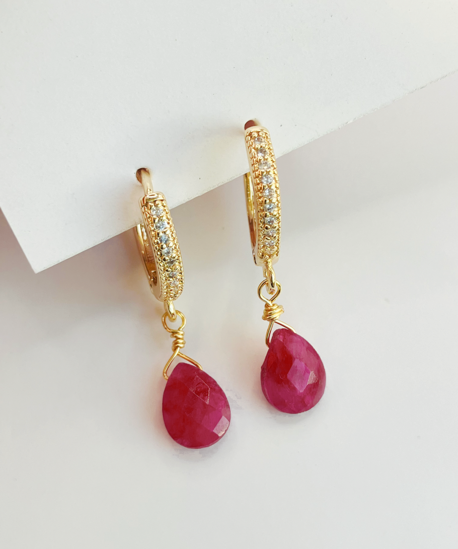 CONJUNTO PASiÓN RUBÍ — Aros + Collar bañados en Oro 18K