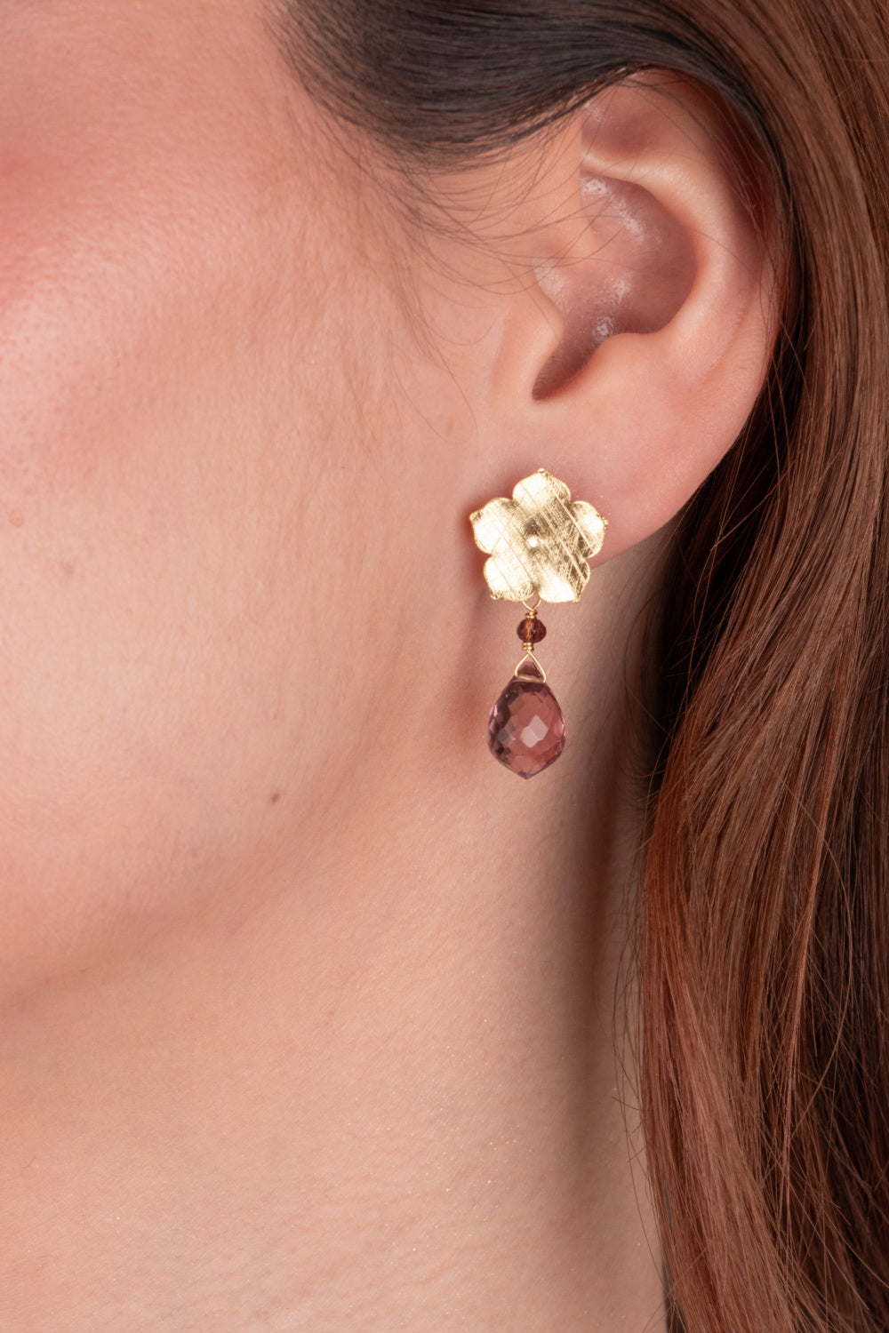 AROS FLOR BAÑADOS EN ORO Y PIEDRA KUNZITA