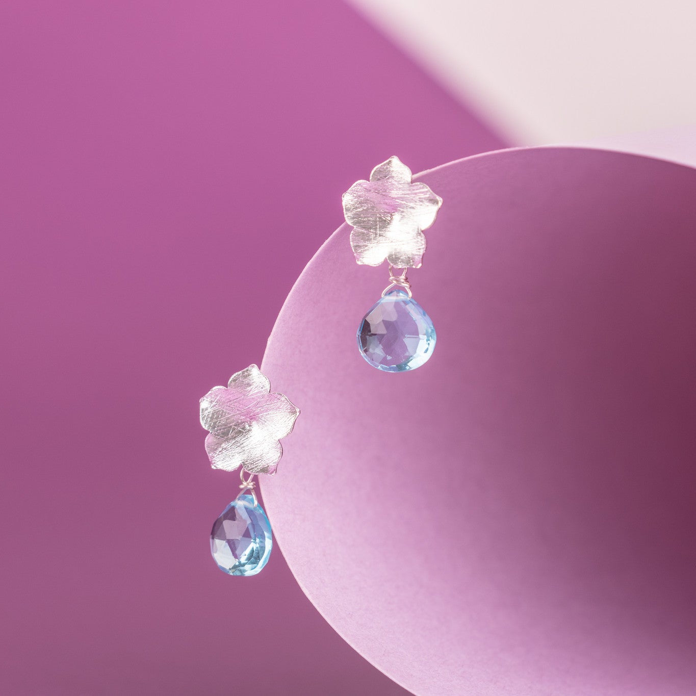 Aros Flor de Plata con Piedra Topacio celeste de Joyas Kávala – Kávala