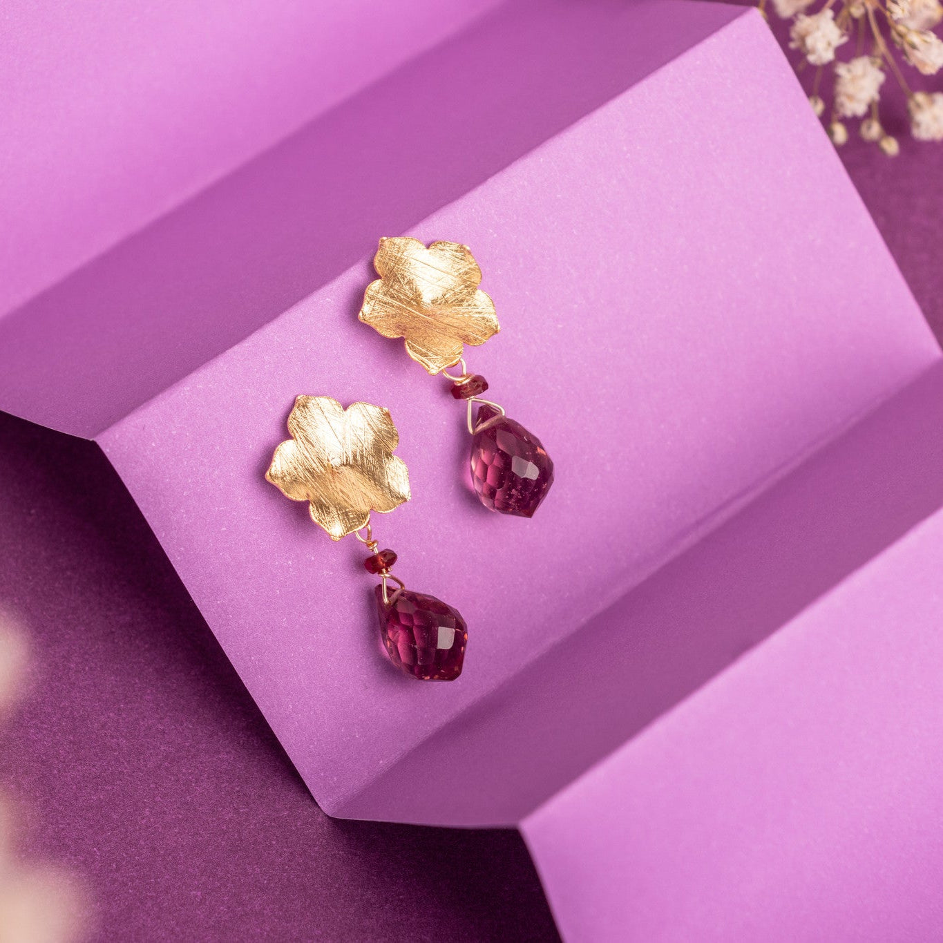 AROS FLOR BAÑADOS EN ORO Y PIEDRA KUNZITA