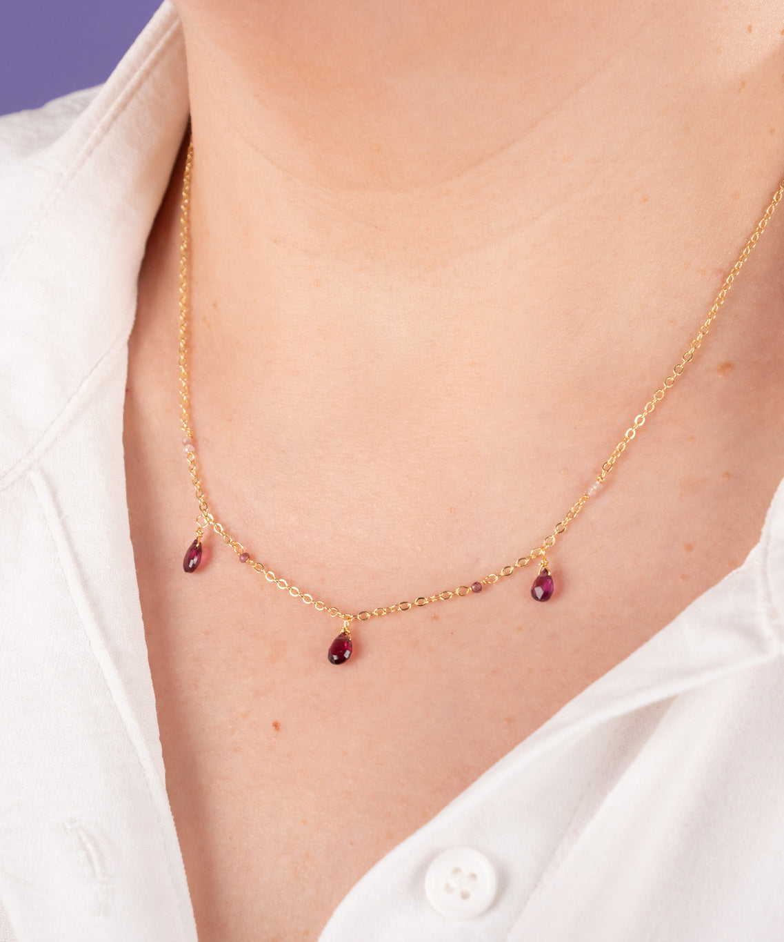 COLLAR BAÑADO EN ORO  Y GRANATES