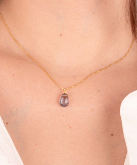Colección Motivación  Piedra iolita—  Aros Daisy + Collar bañados en Oro 18K