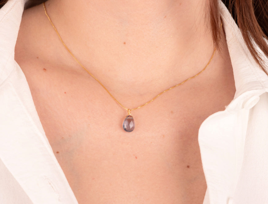 Colección Motivación  Piedra iolita—  Aros Daisy + Collar bañados en Oro 18K