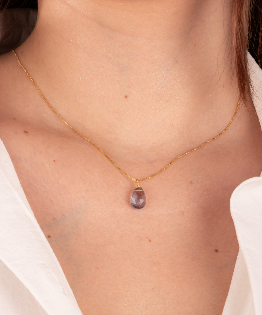 Collar bañado en oro y iolita, piedra de la Motivación