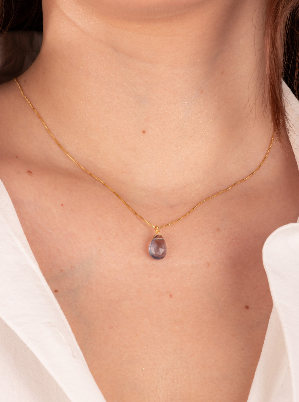 Collar bañado en oro y iolita, piedra de la Motivación