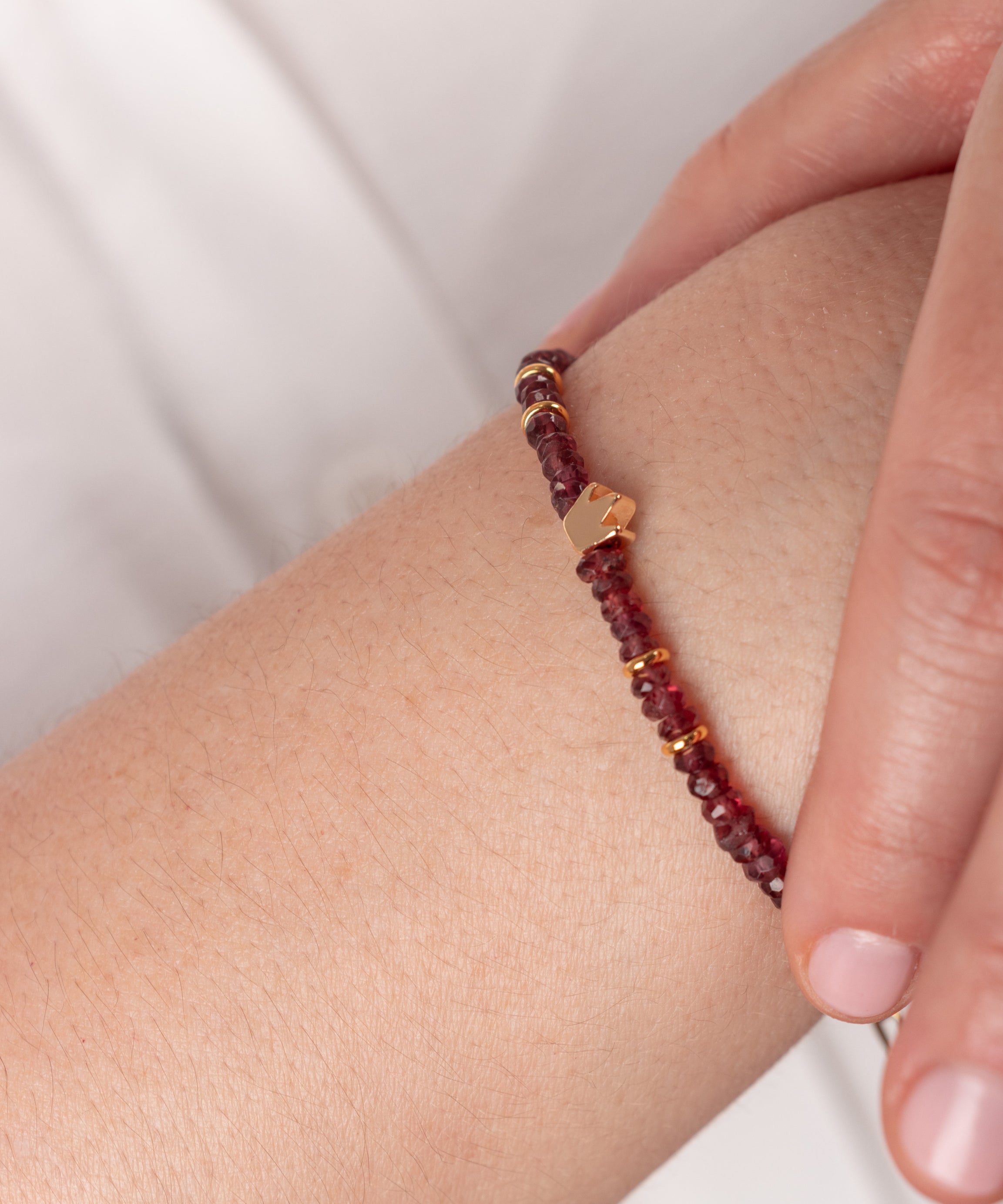 PULSERA CORONA DE REINA EN GRANATE