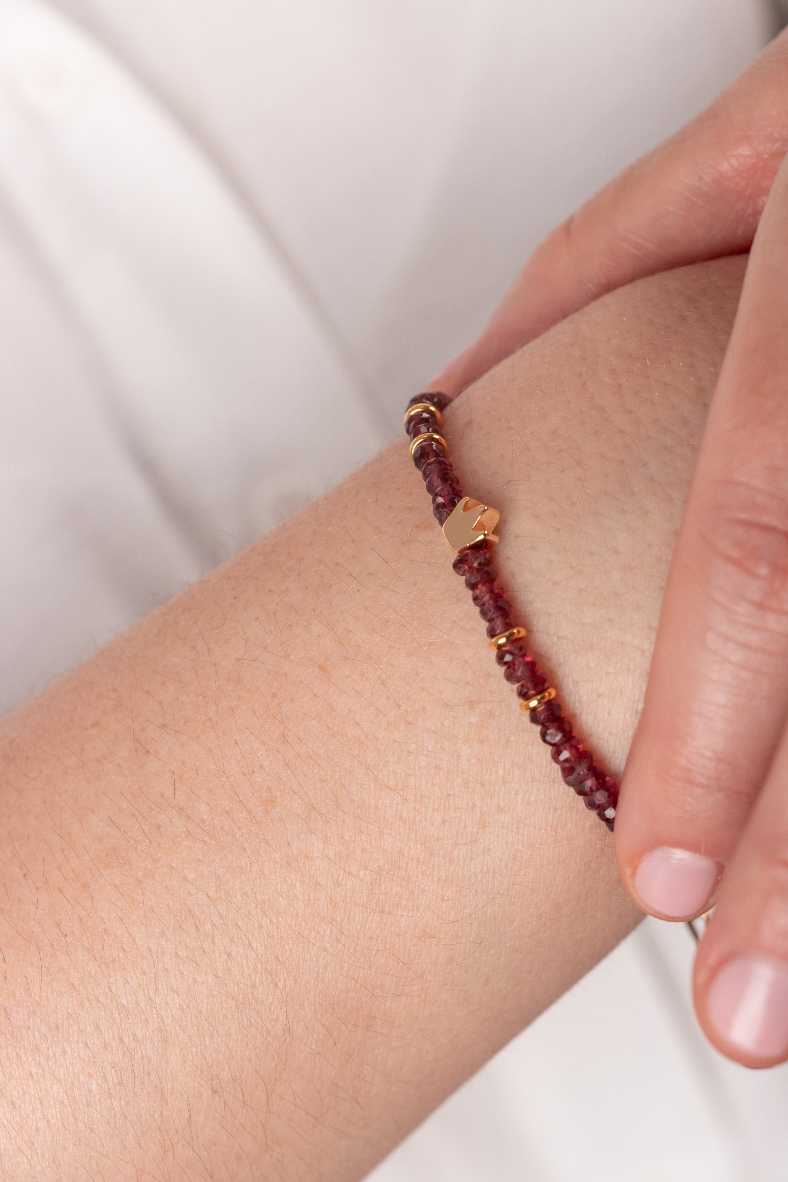 PULSERA CORONA DE REINA EN GRANATE