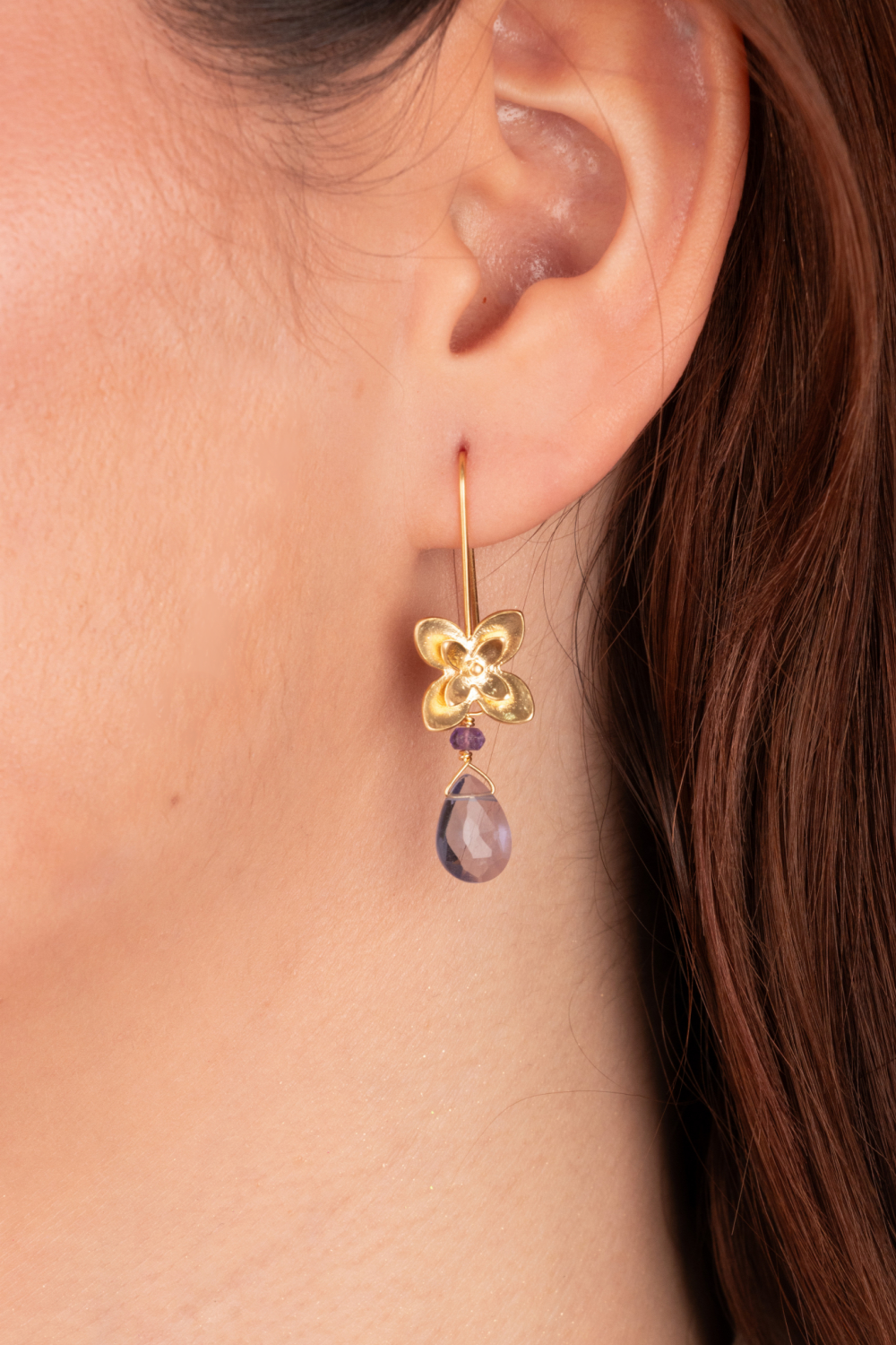 AROS DAISY CON PIEDRA IOLITA, PIEDRA DE LA MOTIVACIÓN