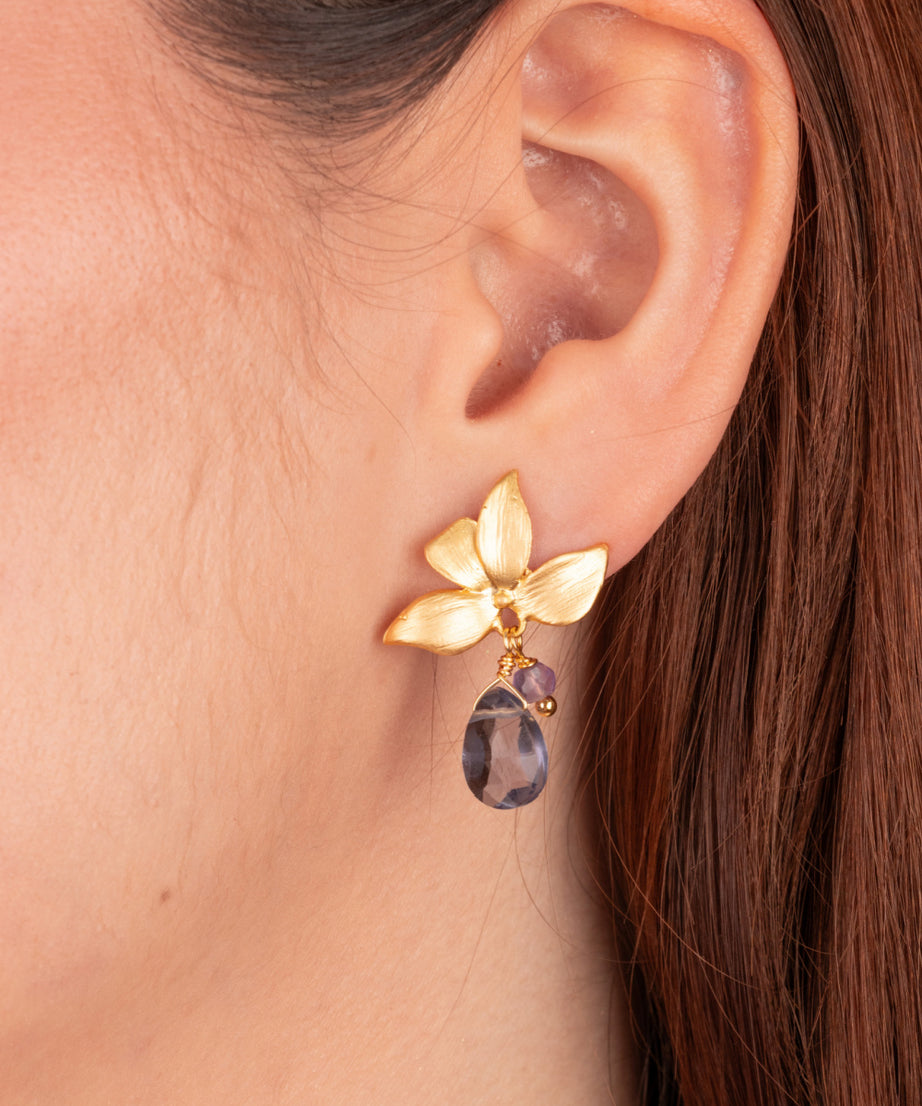 Colección Motivación  Piedra iolita—  Aros Pétalos+ Collar bañados en Oro 18K