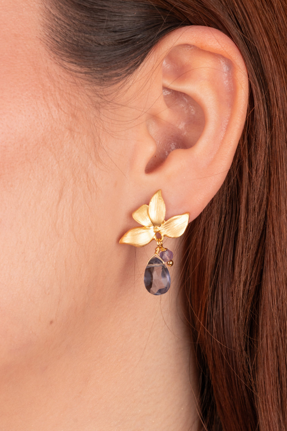 ARO PÉTALOS CON PIEDRA IOLITA, PIEDRA DE LA MOTIVACIÓN