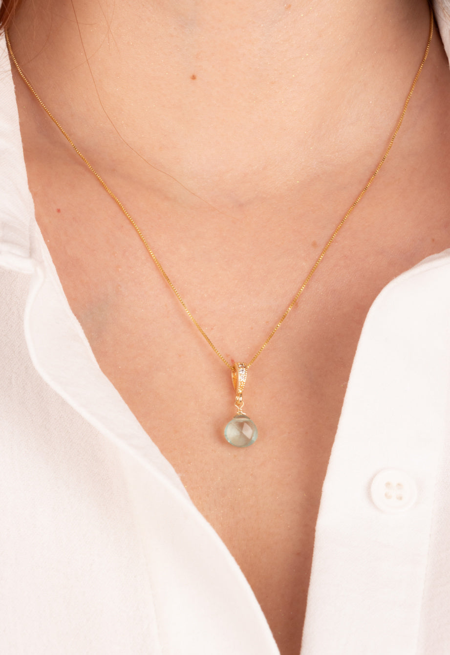 Collar bañado en oro con mini Aguamarina y circones