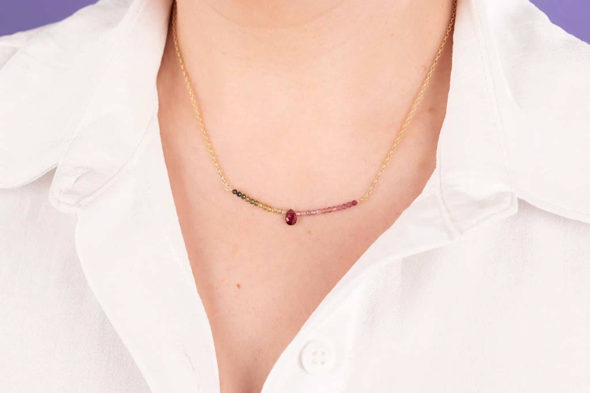 COLLAR TURMALINAS DE MULTICOLOR y GRANATE CENTRAL CON CADENA BAÑADA EN ORO 18K