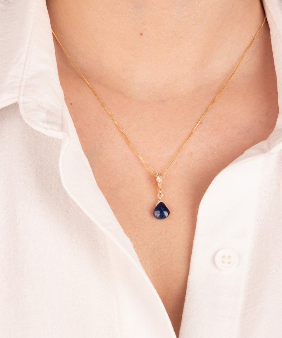 Conjunto Sabiduría Zafiro — Aros + Collar bañados en Oro 18K