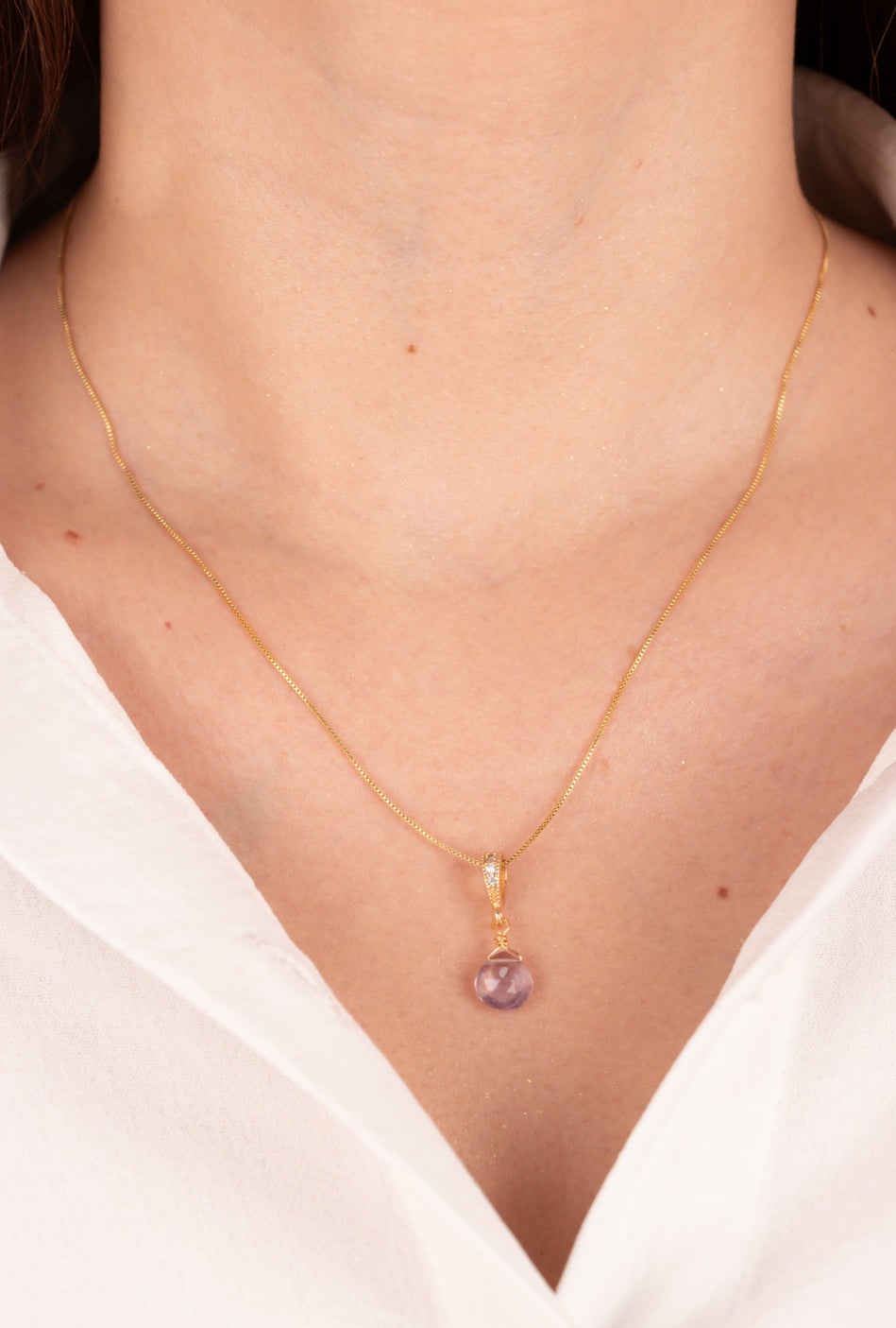 Collar bañado en oro con mini Amatista y Circones