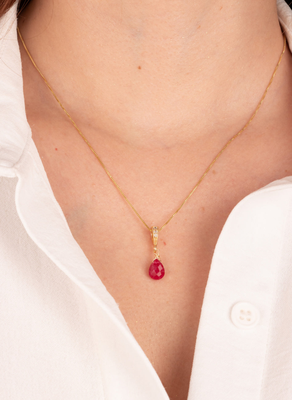 Collar bañado en oro con mini Raiz de Rubí y Circones